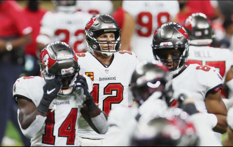 PERDIDO. Tom Brady (#12) lanzó un par de intercepciones, una de ellas devuelta para anotación. AFP • C. Graythen