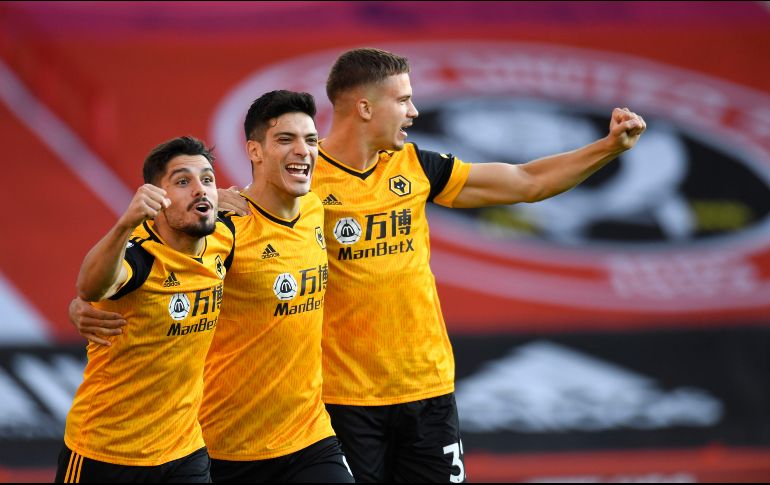 Jiménez (c) festeja tras su anotación ante el Sheffield United, en partido disputado en Sheffield, Inglaterra. EFE/P. Powell