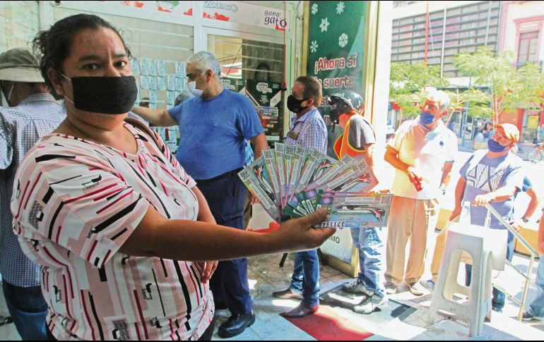 PARTICIPACIÓN. Los jaliscienses acudieron a los 350 expendios ubicados en el Estado para no quedarse sin su “cachito” y buscar los premios de 20 millones. EL INFORMADOR• A. Camacho