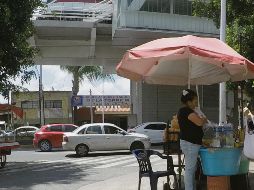 FRENO. Las administraciones de Ismael del Toro y Pablo Lemus no tolerarán nuevos puestos de comerciantes ambulantes afuera de las estaciones de la Línea 3 (L3) del Tren Ligero, que inició operaciones desde el pasado 12 de septiembre. EL INFORMADOR • A. Camacho