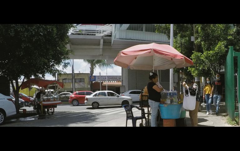 FRENO. Las administraciones de Ismael del Toro y Pablo Lemus no tolerarán nuevos puestos de comerciantes ambulantes afuera de las estaciones de la Línea 3 (L3) del Tren Ligero, que inició operaciones desde el pasado 12 de septiembre. EL INFORMADOR • A. Camacho