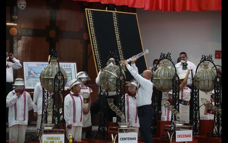 A pesar de las críticas, el sorteo se llevó a cabo en la sede de la Lotería Nacional. EFE/S. Gutiérrez