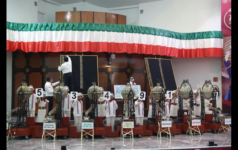 A pesar de las críticas, el sorteo se llevó a cabo en la sede de la Lotería Nacional. EFE/S. Gutiérrez