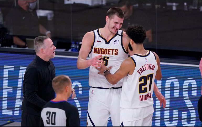 Nikola Jokic (IZQ.) y Jamal Murray (DER.), encabezaron otra remontada asombrosa. AP