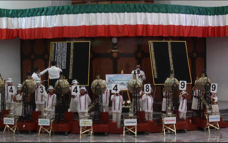 En la rifa del monto equivalente al avión presidencial se dieron 100 premios de 20 millones de pesos cada uno. SUN/G. Espinosa