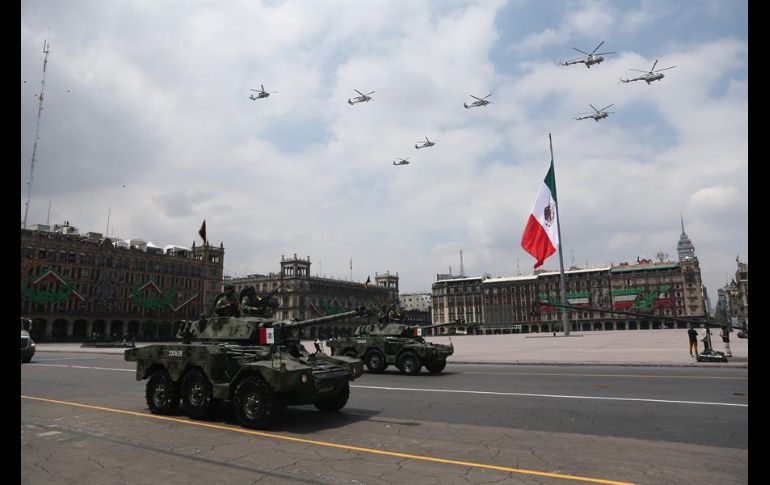 En medio de homenajes al personal médico, el desfile transcurrió en medio de una silenciosa atmósfera. EFE/S. Gutiérrez