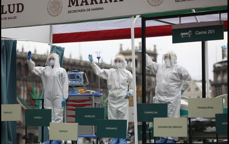 En medio de homenajes al personal médico, el desfile transcurrió en medio de una silenciosa atmósfera. EFE/S. Gutiérrez