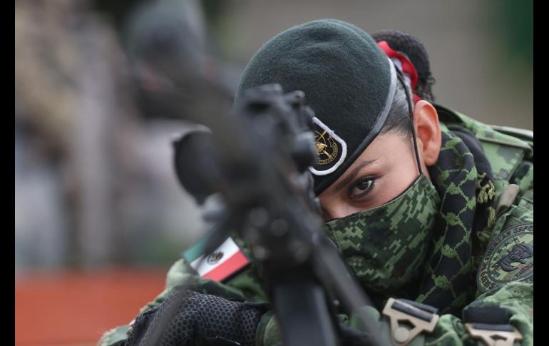 En medio de homenajes al personal médico, el desfile transcurrió en medio de una silenciosa atmósfera. EFE/S. Gutiérrez