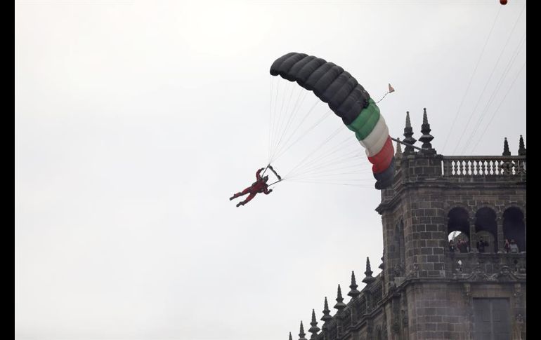 En medio de homenajes al personal médico, el desfile transcurrió en medio de una silenciosa atmósfera. EFE/S. Gutiérrez