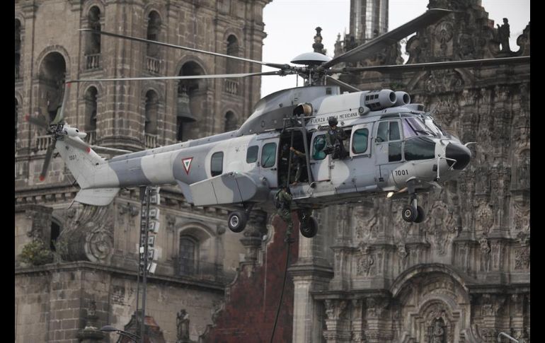 En medio de homenajes al personal médico, el desfile transcurrió en medio de una silenciosa atmósfera. EFE/S. Gutiérrez