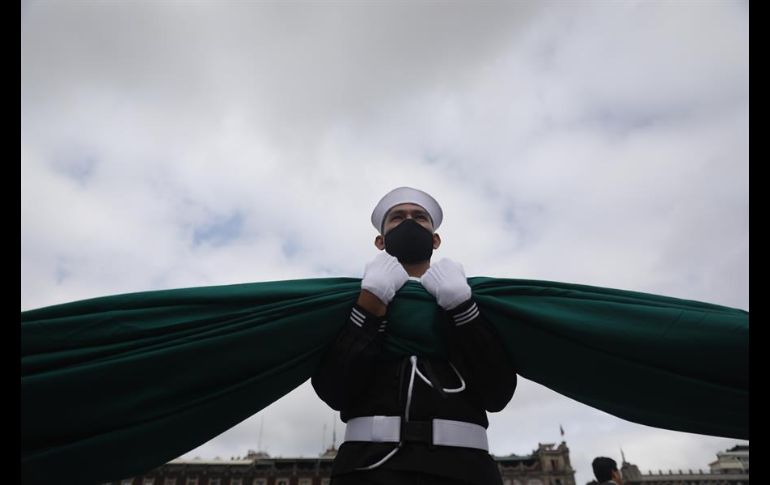 En medio de homenajes al personal médico, el desfile transcurrió en medio de una silenciosa atmósfera. EFE/S. Gutiérrez