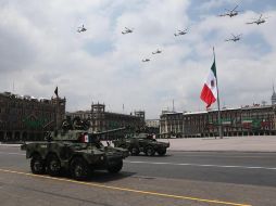 En medio de homenajes al personal médico, el desfile transcurrió en medio de una silenciosa atmósfera. EFE/S. Gutiérrez