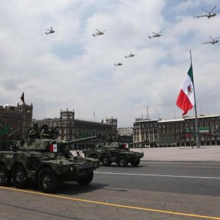 Celebran desfile militar marcado entre luto y ausencia de personas