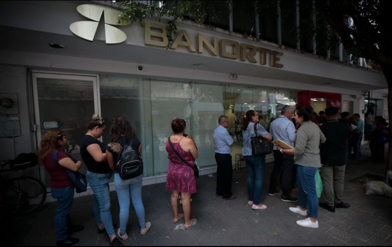 Para la seguridad al exterior del banco, se plantea aumentar la vigilancia perimetral de las sucursales en los días de mayor afluencia. EL INFORMADOR/ARCHIVO