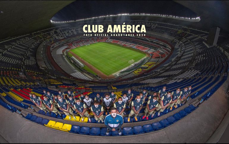 En la imagen se observa al técnico Miguel Herrera al frente del equipo, así como a Bruno Valdez. TWITTER/@ClubAmerica