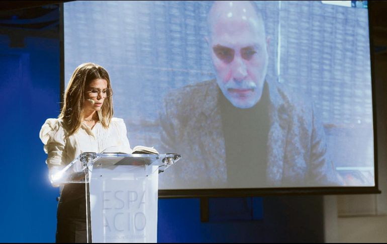 PREMIO. Juana Acosta lee un fragmento de “Salvar el fuego”, obra de Guillermo Arriaga (al fondo). ESPECIAL