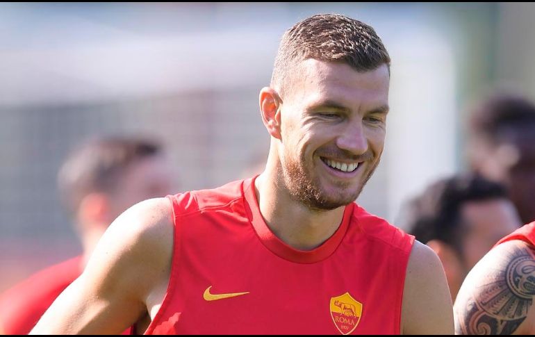 La Roma podría dejar salir al delantero bosnio Edin Dzeko, si consiguen hacerse de los servicios de Arkadiusz Milik, atacante del Nápoles. TWITTER/@ASRomaEspanol