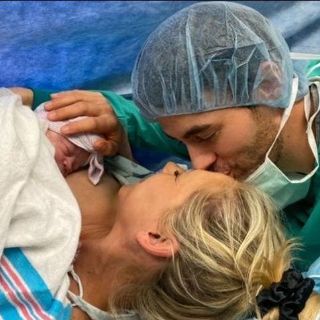 Anna Kournikova comparten imagen de Mary, su tercer bebé