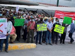 Los representantes de 15 mil productores agrícolas de Tamaulipas acudieron con carteles en donde expresaron sus exigencias. ESPECIAL