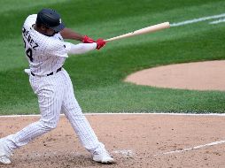 El dominicano Eloy Jiménez al momento de batear el doblete con el que dio la ventaja definitiva a los suyos. AP/C. Arbogast