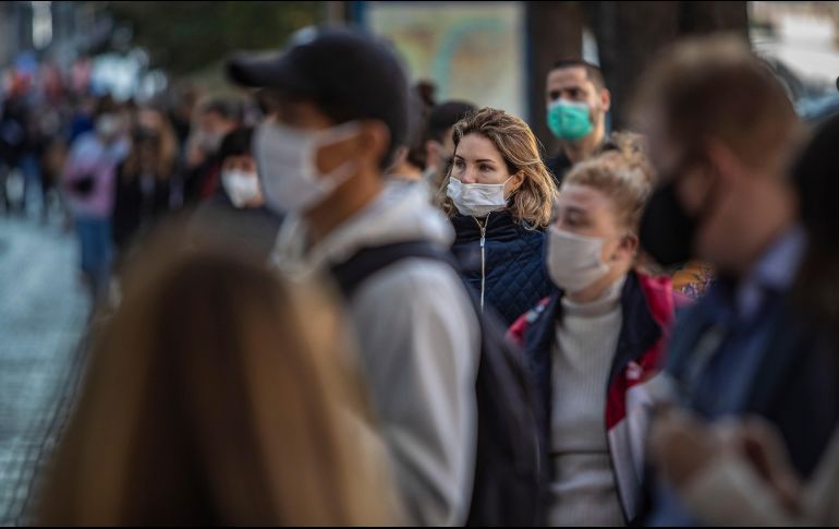 Las autoridades sanitarias observan una disminución del ritmo de nuevos casos pero temen que se deba únicamente a la saturación de los servicios que realizan las pruebas de diagnóstico. EFE / M. Divisek