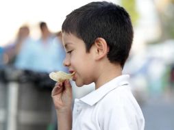 Han visto un cambio significativo en los hábitos de alimentación de los niños, ya que los horarios que tienen ahora son diferentes y hay pequeños que se la pasan comiendo todo el día. EL INFORMADOR / ARCHIVO