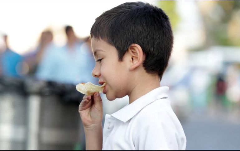 Han visto un cambio significativo en los hábitos de alimentación de los niños, ya que los horarios que tienen ahora son diferentes y hay pequeños que se la pasan comiendo todo el día. EL INFORMADOR / ARCHIVO
