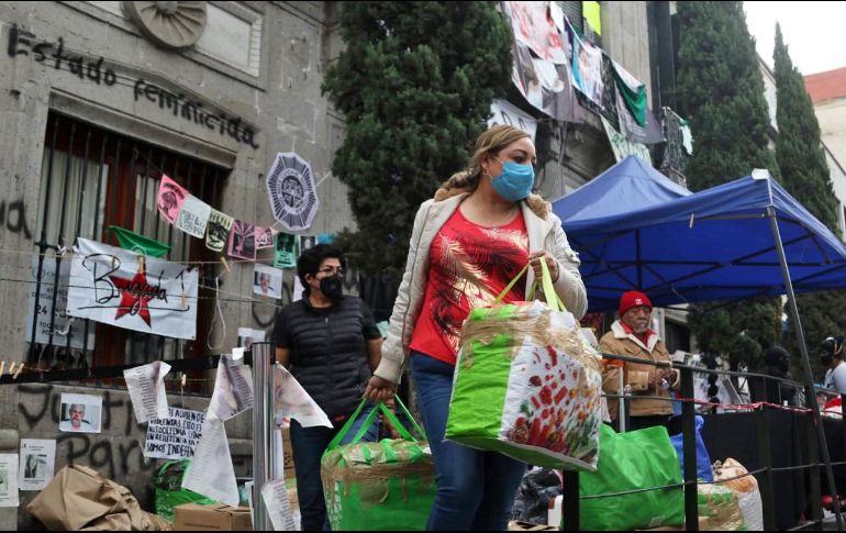 Durante el transcurso del día también se ha observado a familias de víctimas salir con sus maletas del inmueble de la CNDH. SUN / C. Mejía