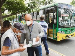 Trabajadores de la Setran informaron a los pasajeros sobre las modificaciones que habrá en 12 rutas que circulan por Zapopan tras la puesta en marcha de la Línea 3. ESPECIAL