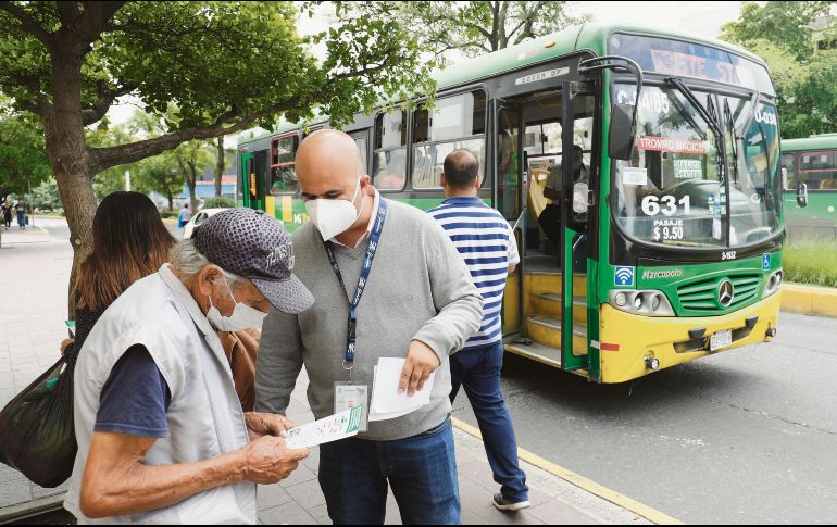 Trabajadores de la Setran informaron a los pasajeros sobre las modificaciones que habrá en 12 rutas que circulan por Zapopan tras la puesta en marcha de la Línea 3. ESPECIAL