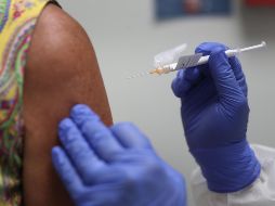 El titular del Ejecutivo federal indicó que se han firmado convenios con centros de investigación y con gobiernos para tener acceso a esta vacuna cuando esté lista. AFP / ARCHIVO