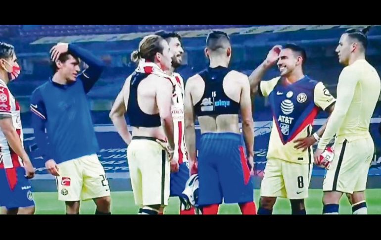 Al finalizar el partido, jugadores de ambos clubes dieron vuelta a la página en cuestión de segundos e intercambiaron playeras. ESPECIAL