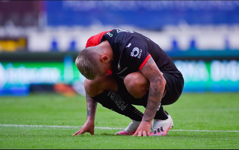 LO ECHÓ A PERDER. Luciano Acosta se fue expulsado y los Zorros cayeron ante los Tuzos. IMAGO7