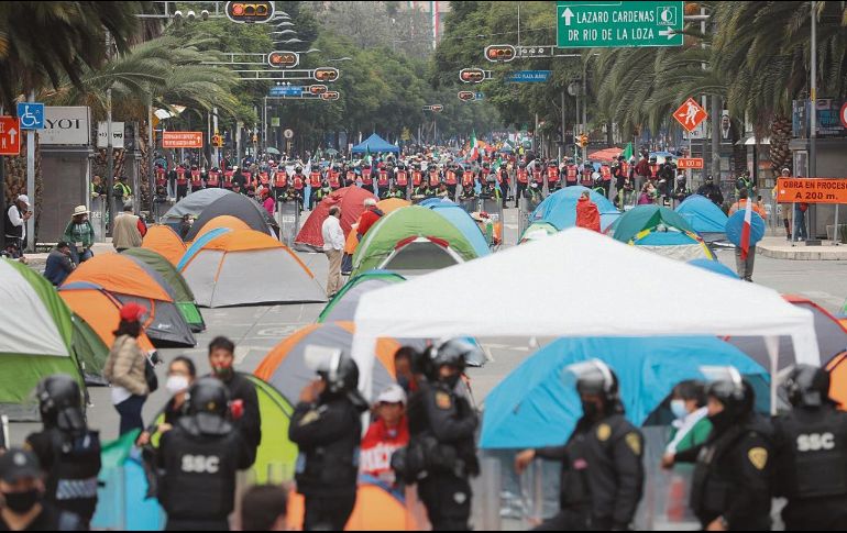 SE QUEDAN. Integrantes de Frena inician un plantón en Avenida Juárez. SUN