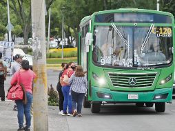 MOLESTIAS. Para los pasajeros de la C-120, las autoridades encargadas de la movilidad en la ciudad fallaron en prevenir a los usuarios sobre las modificaciones a la ruta. EL INFORMADOR • G. Gallo