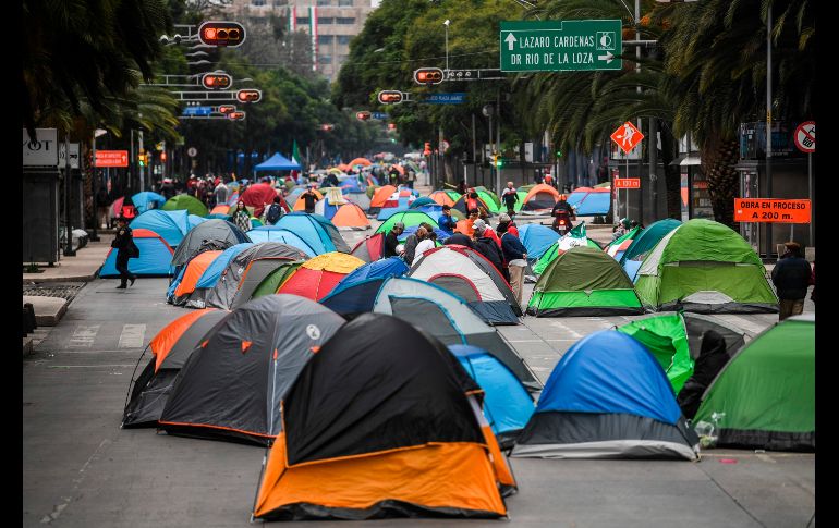 Las casas de campaña se ven este domingo sobre la avenida Juárez. AFP/P. Pardo