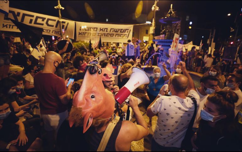 Renuncia. Los israelíes se saltan las medidas sanitarias para pedir la salida de Benjamin Netanyahu. AP