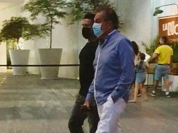 Salvador Quirarte (azul) se reunió con José Manuel “Manny” Rodríguez (negro).  AFP