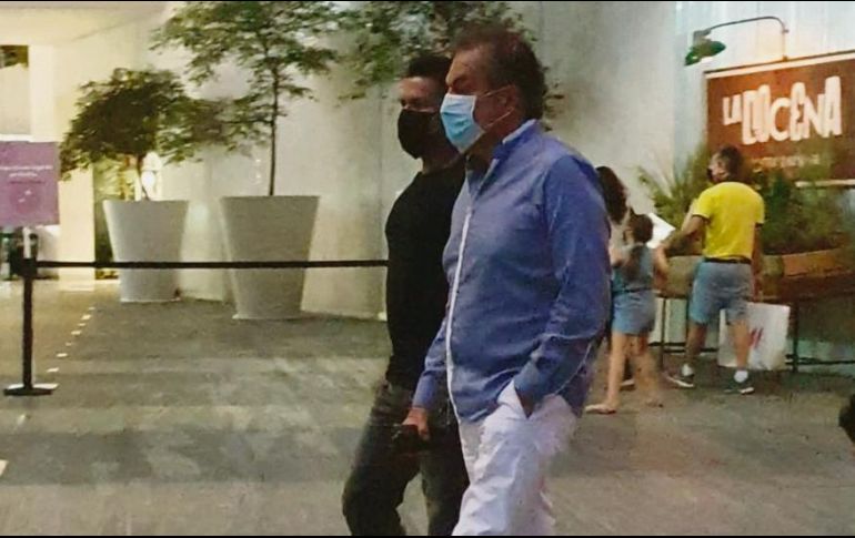 Salvador Quirarte (azul) se reunió con José Manuel “Manny” Rodríguez (negro).  AFP