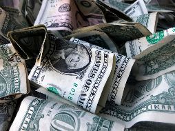 En operaciones al mayoreo, el dólar se intercambia en 21.55 pesos después de cotizar hace unos días en menos de 21 unidades por primera vez en seis meses. AP / ARCHIVO