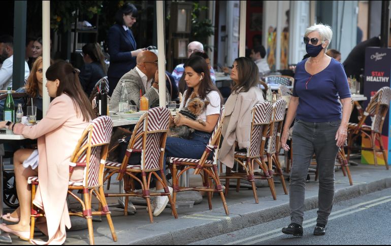 Personas en un restaurante este lunes en Londres. Se espera que Boris Johnson anuncie mañana nuevos controles para reducir la velocidad de los contagios. AP/K. Wigglesworth