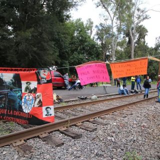 Maestros bloquean vías del tren en Michoacán
