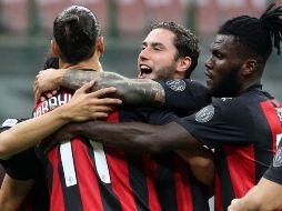 Ibrahimovic anotó el 1-0 en el minuto 35 con un potente cabezazo, y el 2-0 de penalti en el 50. EFE/M. Bazzi