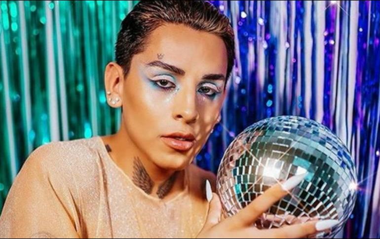 Papi Kunno subió una serie de fotos en donde se le puede ver posando junto a una bola de discoteca. INSTAGRAM / papi.kunno._