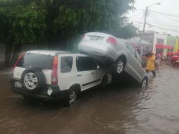 Dos de los vehículos afectados, una camioneta Honda CRV y un auto Wolkswaguen Vento, quedaron uno sobre otro sobre la calle Corona. EL INFORMADOR/G. Tamayo