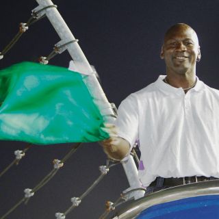 Michael Jordan le entra a Nascar