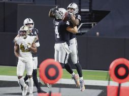 DÚO DINÁMICIO. Derek Carr (#4) y Darren Waller (der.) fueron la pesadilla de los Saints, al conectarse en 12 ocasiones para 102 yardas y una anotación. AP / I. Brekken