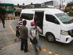 ALTERNATIVA. Hay ciudadanos que prefieren este servicio de transporte irregular porque es la única opción que tienen para llegar a casa; la Setran responde que para atender el problema primero se debe consolidar el modelo ruta-empresa.  EL INFORMADOR • F. Atilano