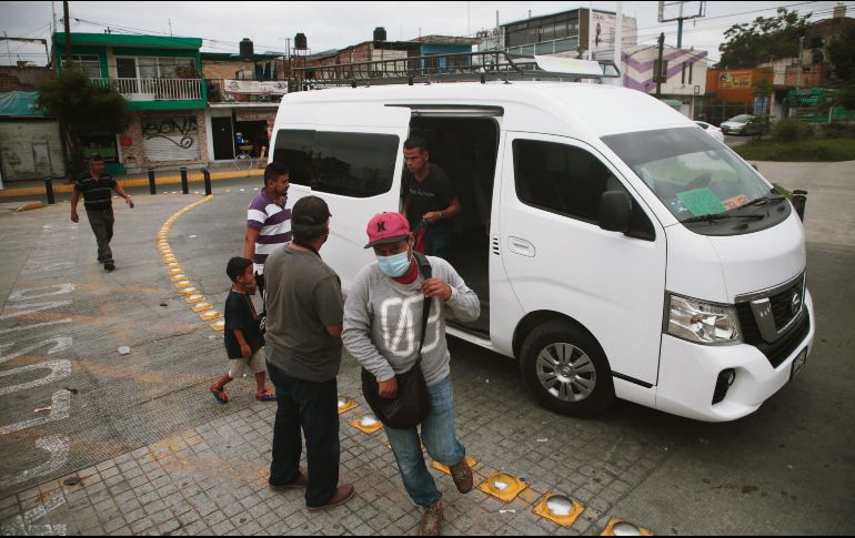 ALTERNATIVA. Hay ciudadanos que prefieren este servicio de transporte irregular porque es la única opción que tienen para llegar a casa; la Setran responde que para atender el problema primero se debe consolidar el modelo ruta-empresa.  EL INFORMADOR • F. Atilano