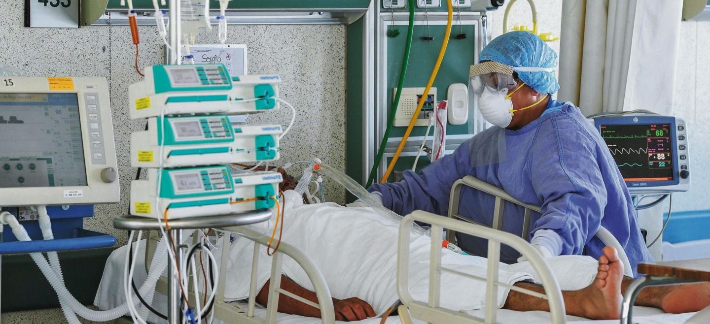 META. Para mejorar la atención en los hospitales COVID-19,  el  Insabi  tiene como meta contratar 16 mil 160 médicos este año, pero hasta el 17 de septiembre solamente van cinco mil 392, responde por Transparencia. AFP